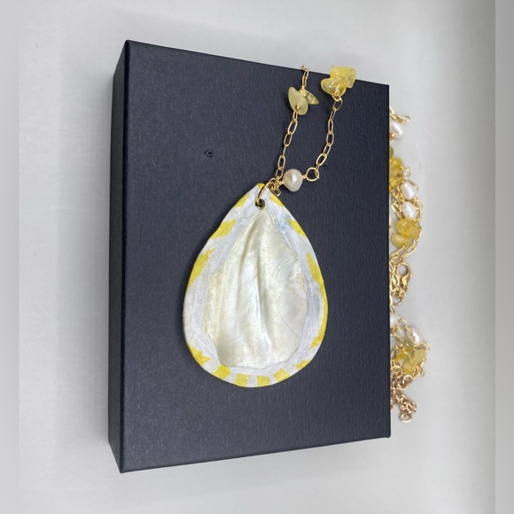 ❤️‍🔥SOLD❤️‍🔥🐚🐝Citrine and Freshwater Pearl Bumblebee Necklace - Picture 5 of 6